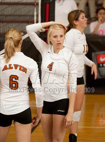 Thumbnail 2 in Alvin vs. Alamo Heights (Pearland Volleyball Classic) photogallery.
