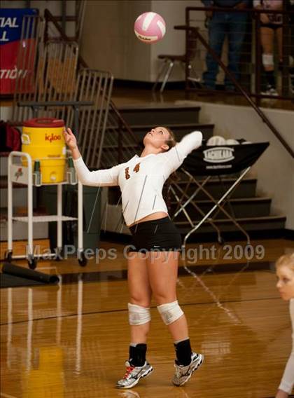 Thumbnail 3 in Alvin vs. Alamo Heights (Pearland Volleyball Classic) photogallery.