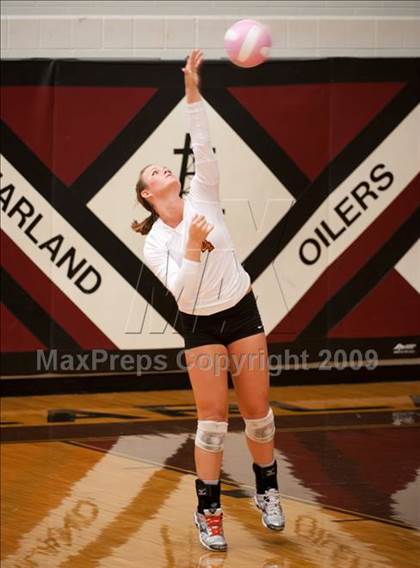Thumbnail 3 in Alvin vs. Alamo Heights (Pearland Volleyball Classic) photogallery.