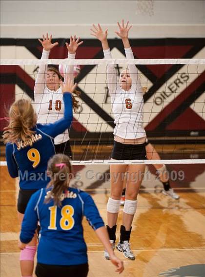 Thumbnail 1 in Alvin vs. Alamo Heights (Pearland Volleyball Classic) photogallery.