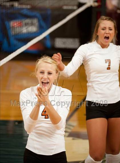 Thumbnail 3 in Alvin vs. Alamo Heights (Pearland Volleyball Classic) photogallery.