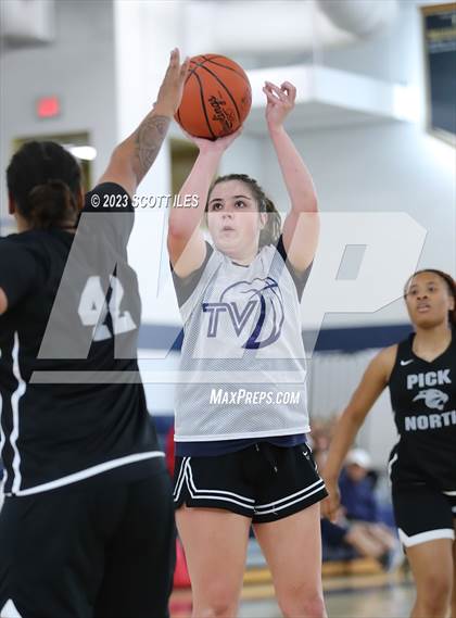 Thumbnail 3 in Teays Valley vs Pickerington North (Scrimmage) photogallery.