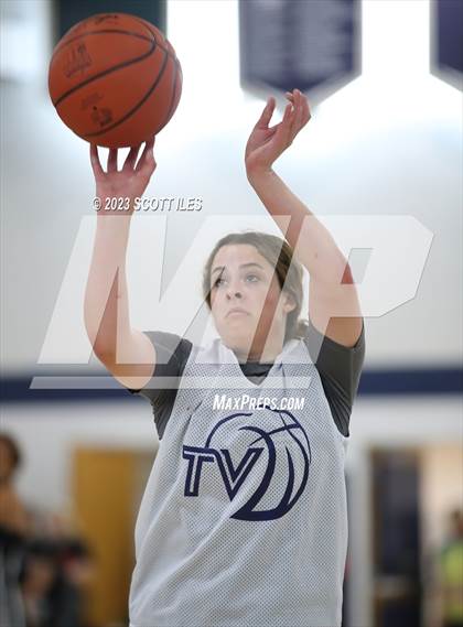 Thumbnail 3 in Teays Valley vs Pickerington North (Scrimmage) photogallery.