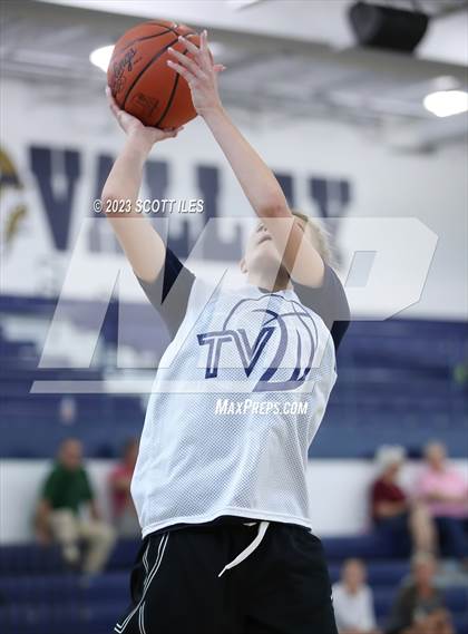 Thumbnail 2 in Teays Valley vs Pickerington North (Scrimmage) photogallery.