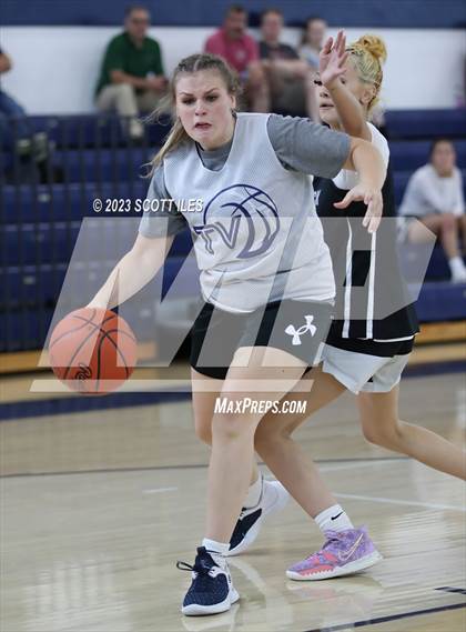 Thumbnail 3 in Teays Valley vs Pickerington North (Scrimmage) photogallery.