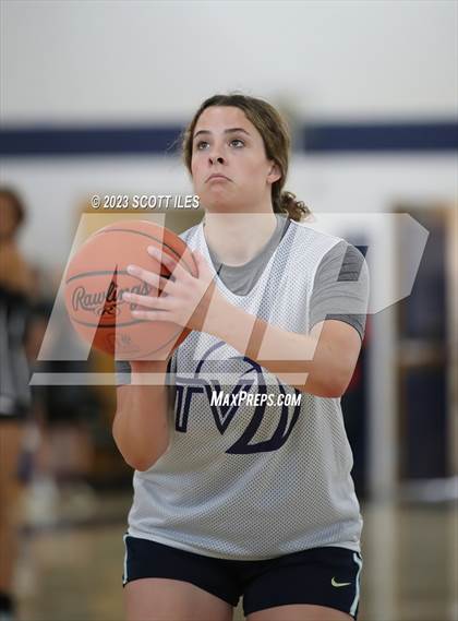 Thumbnail 2 in Teays Valley vs Pickerington North (Scrimmage) photogallery.