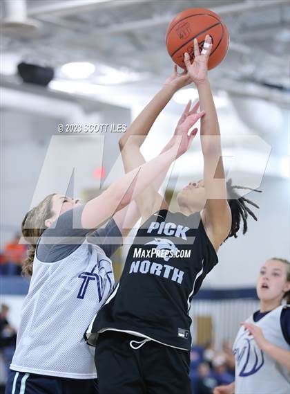 Thumbnail 2 in Teays Valley vs Pickerington North (Scrimmage) photogallery.