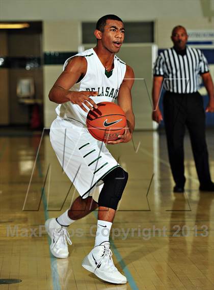 Thumbnail 3 in De La Salle vs. Harvard-Westlake (MaxPreps Holiday Classic) photogallery.