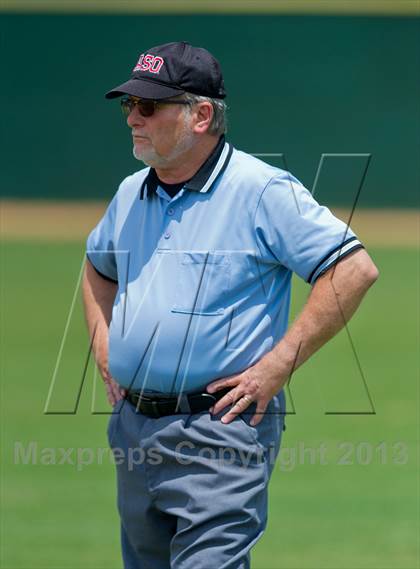 Thumbnail 3 in Bishop vs. Dilley (UIL 2A Region IV Area Playoff) photogallery.