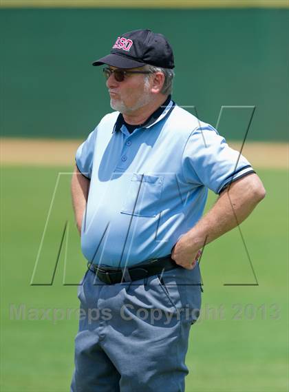Thumbnail 1 in Bishop vs. Dilley (UIL 2A Region IV Area Playoff) photogallery.