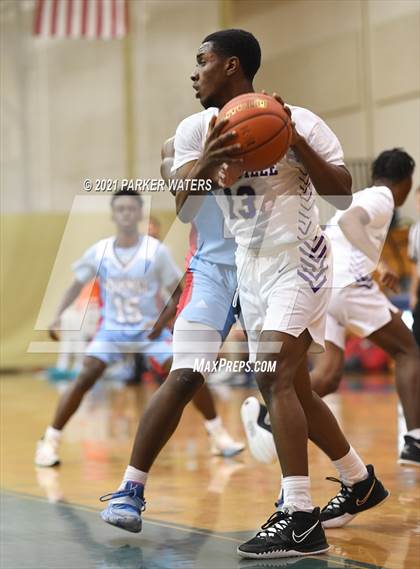 Thumbnail 2 in Archbishop Rummel vs Hahnville (Country Day Classic) photogallery.