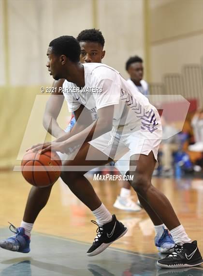 Thumbnail 3 in Archbishop Rummel vs Hahnville (Country Day Classic) photogallery.