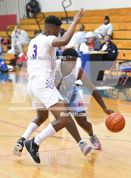 Thumbnail 3 in Archbishop Rummel vs Hahnville (Country Day Classic) photogallery.