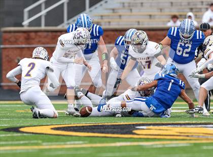 Thumbnail 1 in Hillsboro vs. Kearney (MSHSAA Class 4 Championship) photogallery.