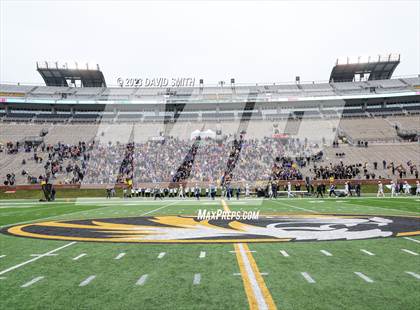 Thumbnail 2 in Hillsboro vs. Kearney (MSHSAA Class 4 Championship) photogallery.