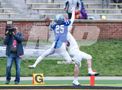Thumbnail 1 in Hillsboro vs. Kearney (MSHSAA Class 4 Championship) photogallery.