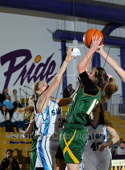 Thumbnail 2 in Royal vs. Saugus photogallery.