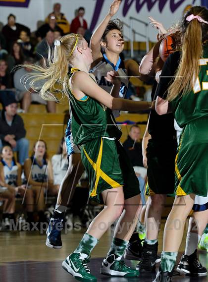 Thumbnail 3 in Royal vs. Saugus photogallery.