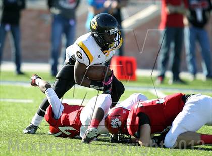 Thumbnail 3 in Garland vs. Horn (UIL 5A Division I Bi-District Playoff) photogallery.