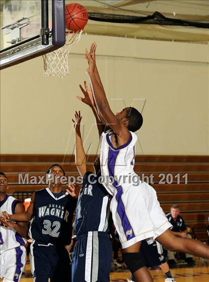 Thumbnail 1 in Wagner vs. Islip (2011 Holiday Tournament) photogallery.