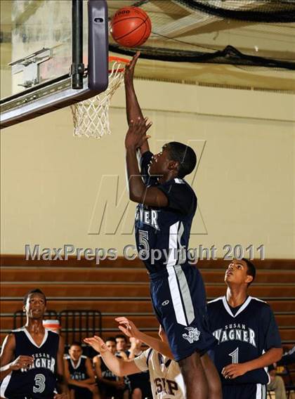 Thumbnail 1 in Wagner vs. Islip (2011 Holiday Tournament) photogallery.