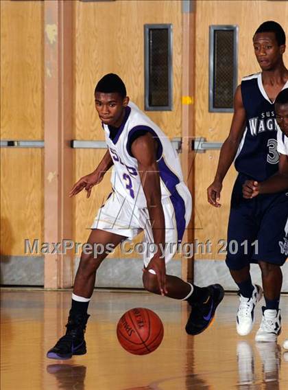 Thumbnail 1 in Wagner vs. Islip (2011 Holiday Tournament) photogallery.