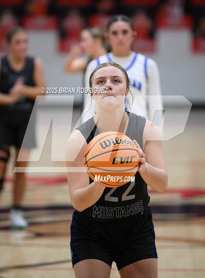 Thumbnail 2 in Buffalo Island Central vs Bergman (Cavenaugh Classic) photogallery.