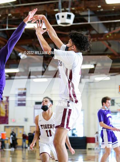 Thumbnail 3 in Warwick @ Kingston (Section 9 Class AA Quarterfinal) photogallery.