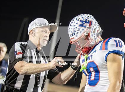 Thumbnail 2 in Mt. Enterprise vs. Shiner (UIL 2A DII Football Semifinal) photogallery.
