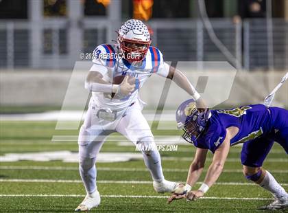 Thumbnail 2 in Mt. Enterprise vs. Shiner (UIL 2A DII Football Semifinal) photogallery.