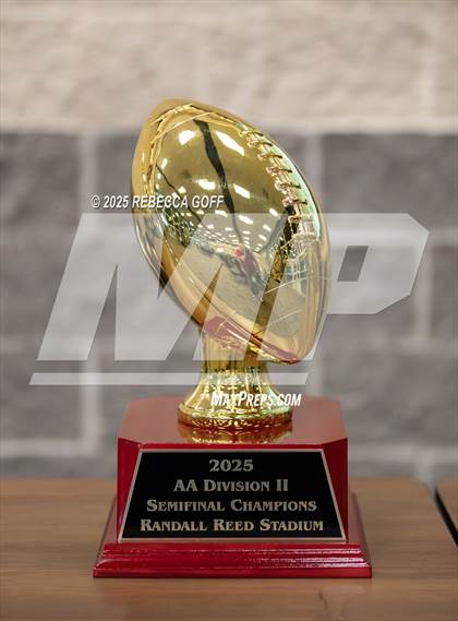 Thumbnail 3 in Mt. Enterprise vs. Shiner (UIL 2A DII Football Semifinal) photogallery.