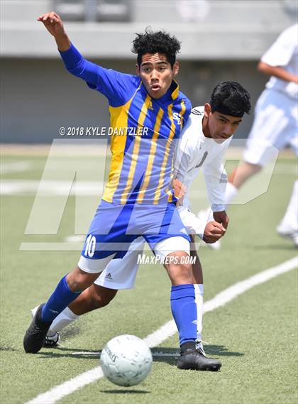 Thumbnail 3 in San Elizario vs Bridgeport (4A Region 1 Final) photogallery.