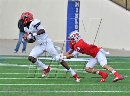 Thumbnail 2 in Midway vs. Cedar Hill (UIL 5A Division 2 Region1 Final) photogallery.
