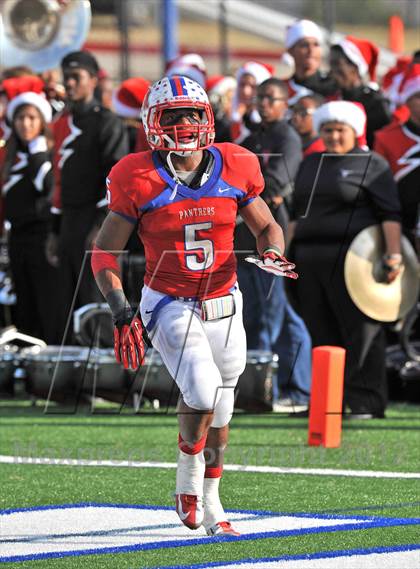 Thumbnail 2 in Midway vs. Cedar Hill (UIL 5A Division 2 Region1 Final) photogallery.
