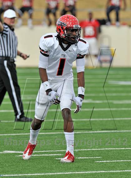 Thumbnail 3 in Midway vs. Cedar Hill (UIL 5A Division 2 Region1 Final) photogallery.