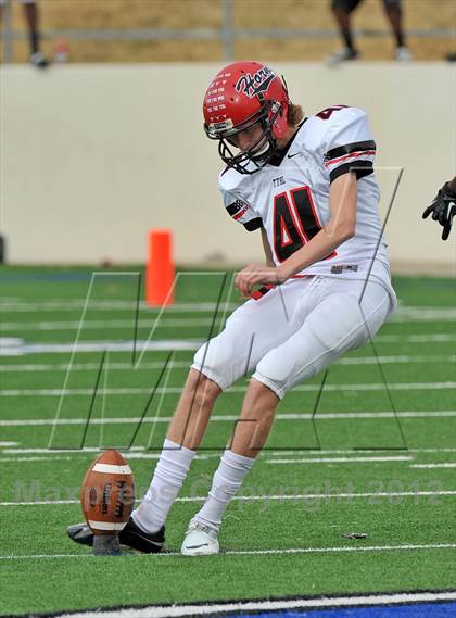 Thumbnail 1 in Midway vs. Cedar Hill (UIL 5A Division 2 Region1 Final) photogallery.