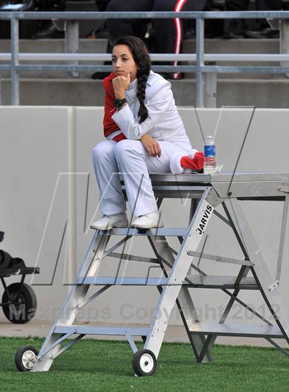 Thumbnail 1 in Midway vs. Cedar Hill (UIL 5A Division 2 Region1 Final) photogallery.