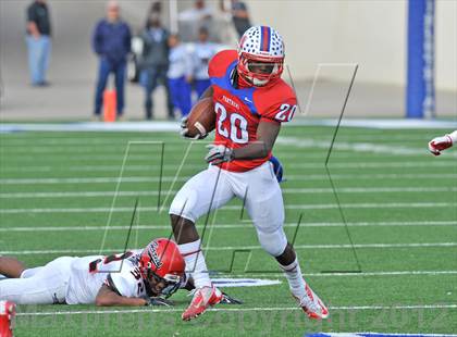 Thumbnail 2 in Midway vs. Cedar Hill (UIL 5A Division 2 Region1 Final) photogallery.
