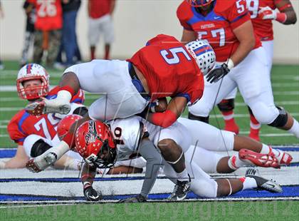 Thumbnail 1 in Midway vs. Cedar Hill (UIL 5A Division 2 Region1 Final) photogallery.