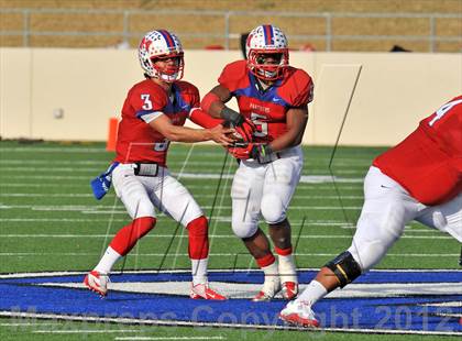 Thumbnail 2 in Midway vs. Cedar Hill (UIL 5A Division 2 Region1 Final) photogallery.