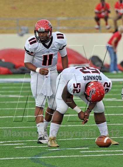Thumbnail 2 in Midway vs. Cedar Hill (UIL 5A Division 2 Region1 Final) photogallery.
