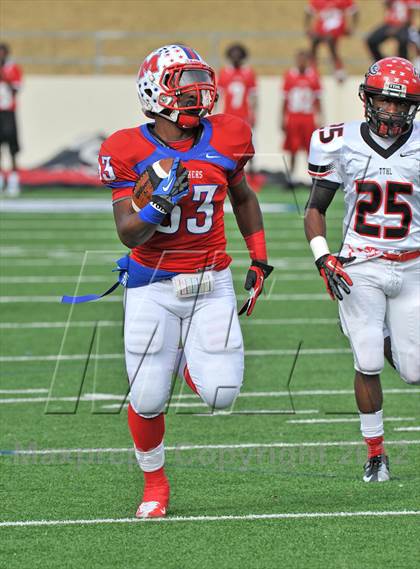 Thumbnail 3 in Midway vs. Cedar Hill (UIL 5A Division 2 Region1 Final) photogallery.
