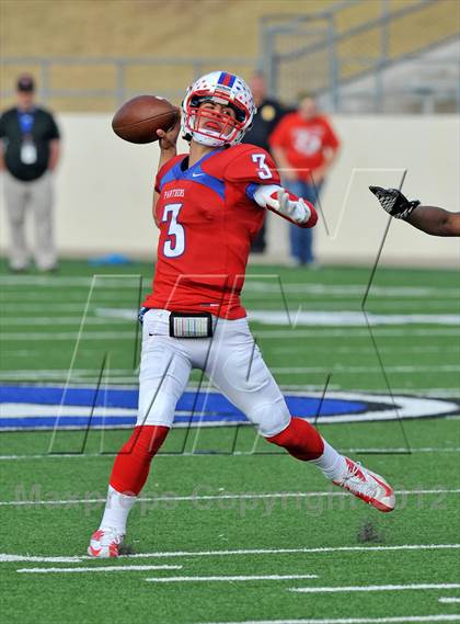 Thumbnail 2 in Midway vs. Cedar Hill (UIL 5A Division 2 Region1 Final) photogallery.
