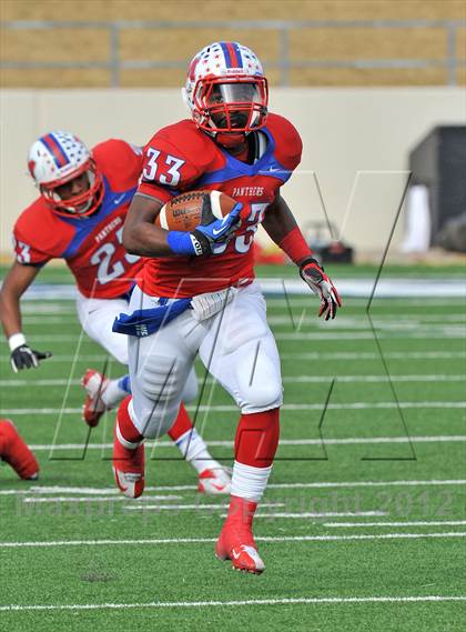 Thumbnail 2 in Midway vs. Cedar Hill (UIL 5A Division 2 Region1 Final) photogallery.