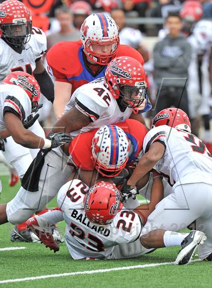 Thumbnail 1 in Midway vs. Cedar Hill (UIL 5A Division 2 Region1 Final) photogallery.