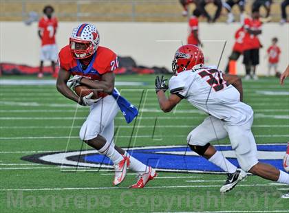 Thumbnail 2 in Midway vs. Cedar Hill (UIL 5A Division 2 Region1 Final) photogallery.