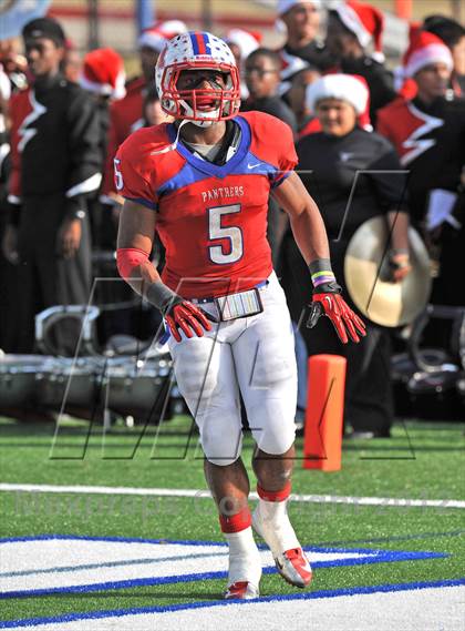 Thumbnail 3 in Midway vs. Cedar Hill (UIL 5A Division 2 Region1 Final) photogallery.
