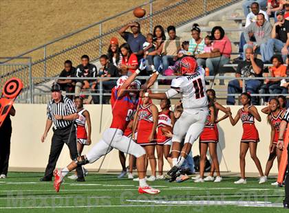 Thumbnail 2 in Midway vs. Cedar Hill (UIL 5A Division 2 Region1 Final) photogallery.