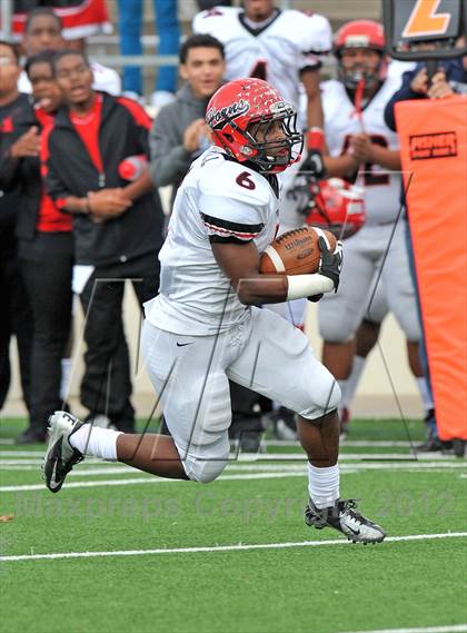 Thumbnail 2 in Midway vs. Cedar Hill (UIL 5A Division 2 Region1 Final) photogallery.
