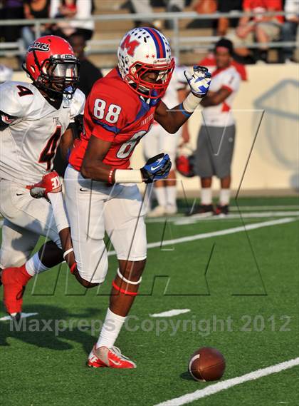 Thumbnail 2 in Midway vs. Cedar Hill (UIL 5A Division 2 Region1 Final) photogallery.